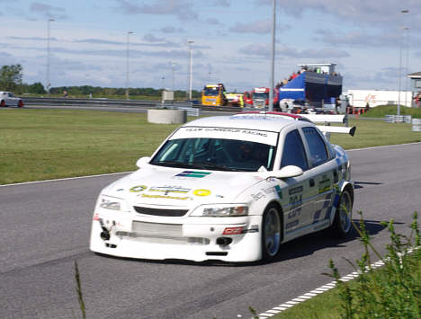 SSC's udprægede A-menneske Mike Carlsen var på pletten fra start og fik skudt Kenneth Jensen og Opel Vectra'en sålænge den kørte.